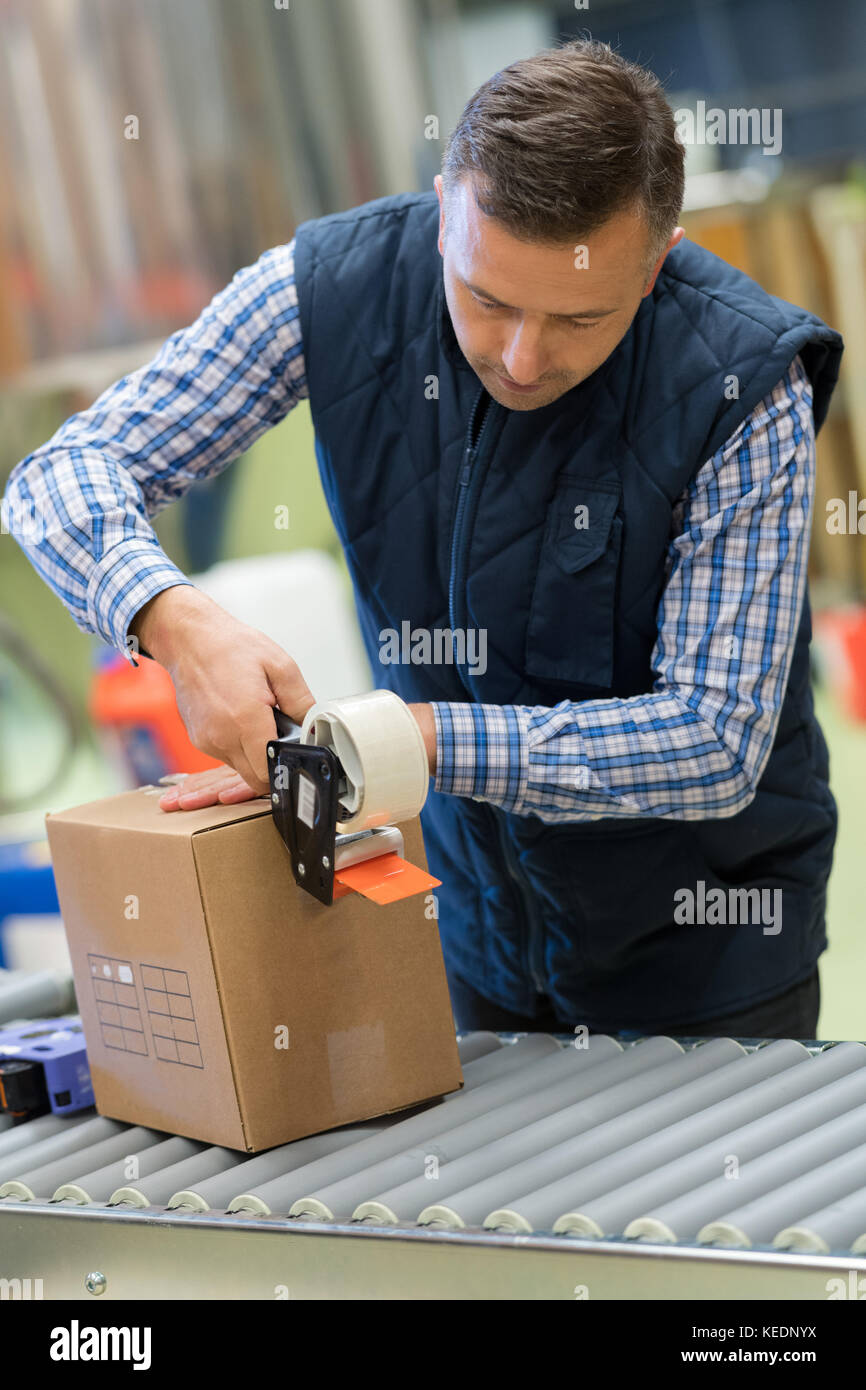 warehouse worker using scanner in the warehouse Stock Photo - Alamy