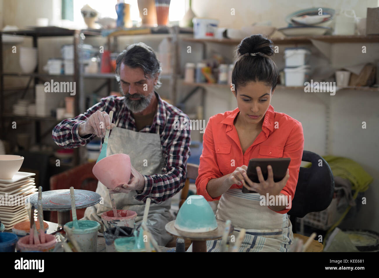 Male potter using pottery wheel hi-res stock photography and images - Alamy
