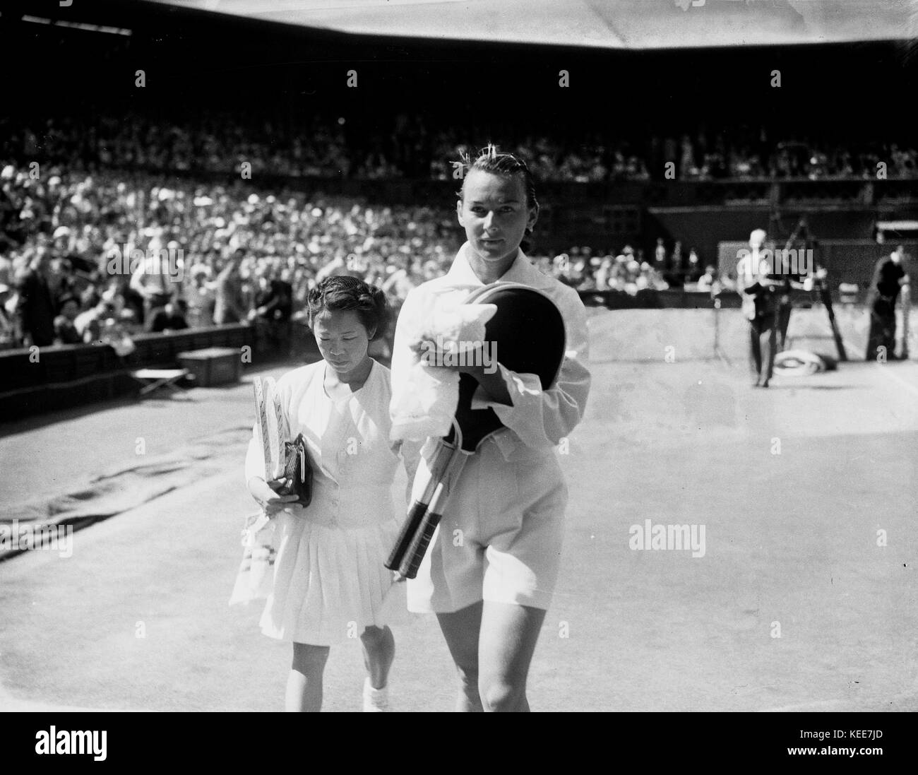 Wimbledon tennis Championships 1949' Little Gem' Gem Hoahing versus 'Gorgeous' Gussie Moran. 4ft 9' tall Little Gem wins her match 6-2, 5-7, 6-3 against Georgeous Gussie - who was famous for wearing the first frilly knickers and short dress, designed by Teddy Tinling, in her previous match.  Photograph by Tony Henshaw *** Local Caption *** From the wholly-owned original negative. Stock Photo