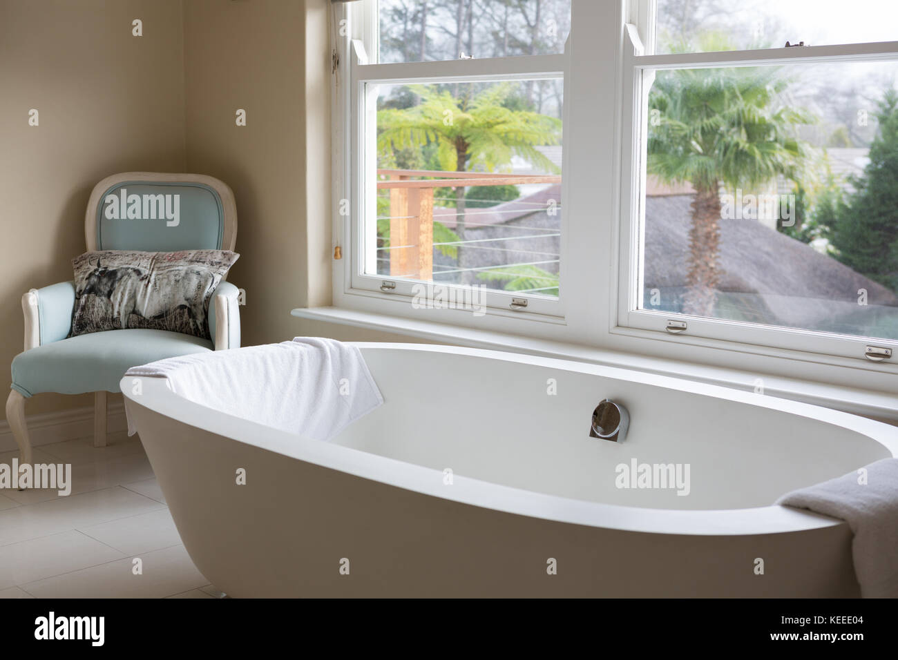 Empty bathtub hi-res stock photography and images - Alamy