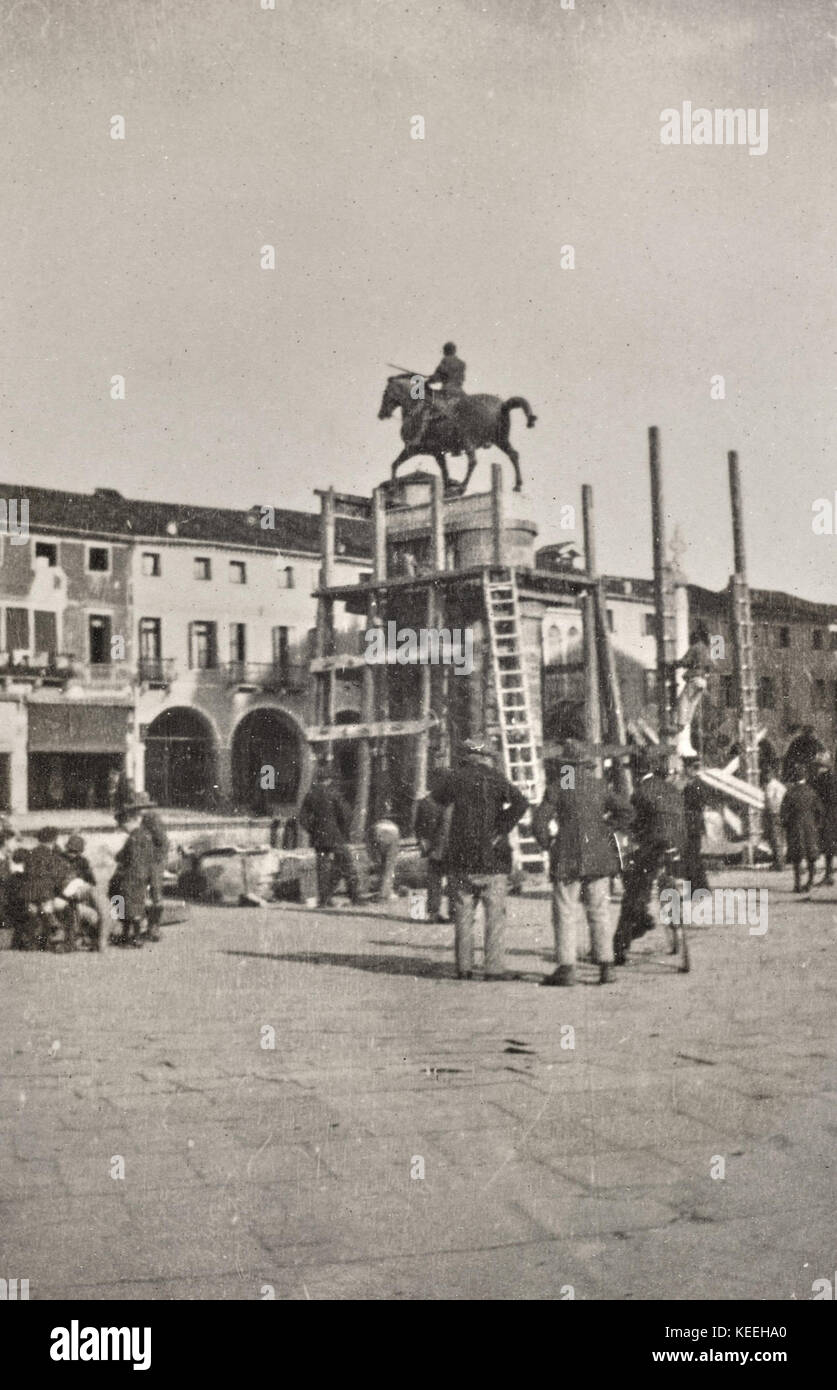 The  Gattamelata  equestrian monument, under restoration, in Padova 1917 Stock Photo