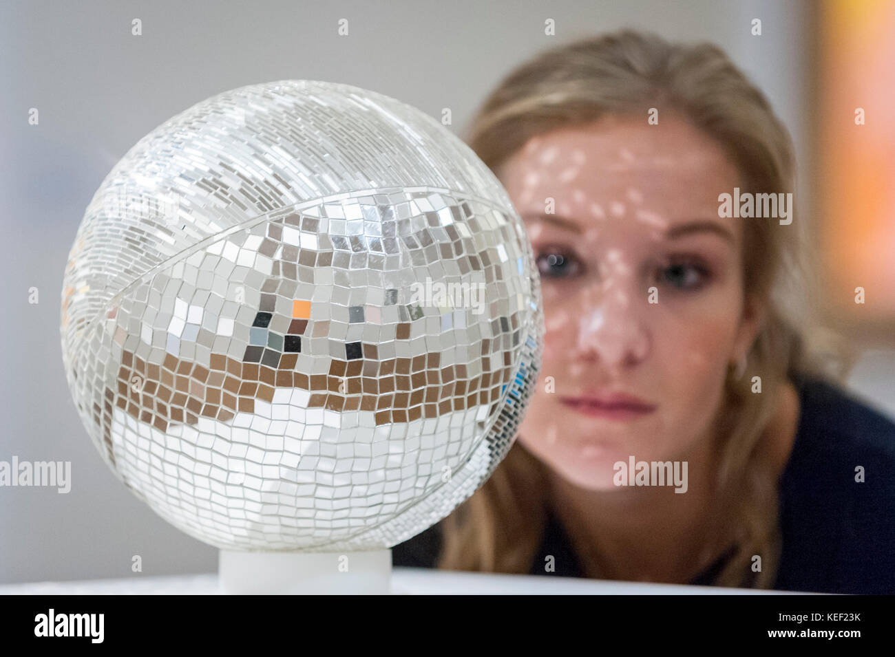 London, UK. 20th Oct, 2017. A staff member views "Mirror Ball" by Monit