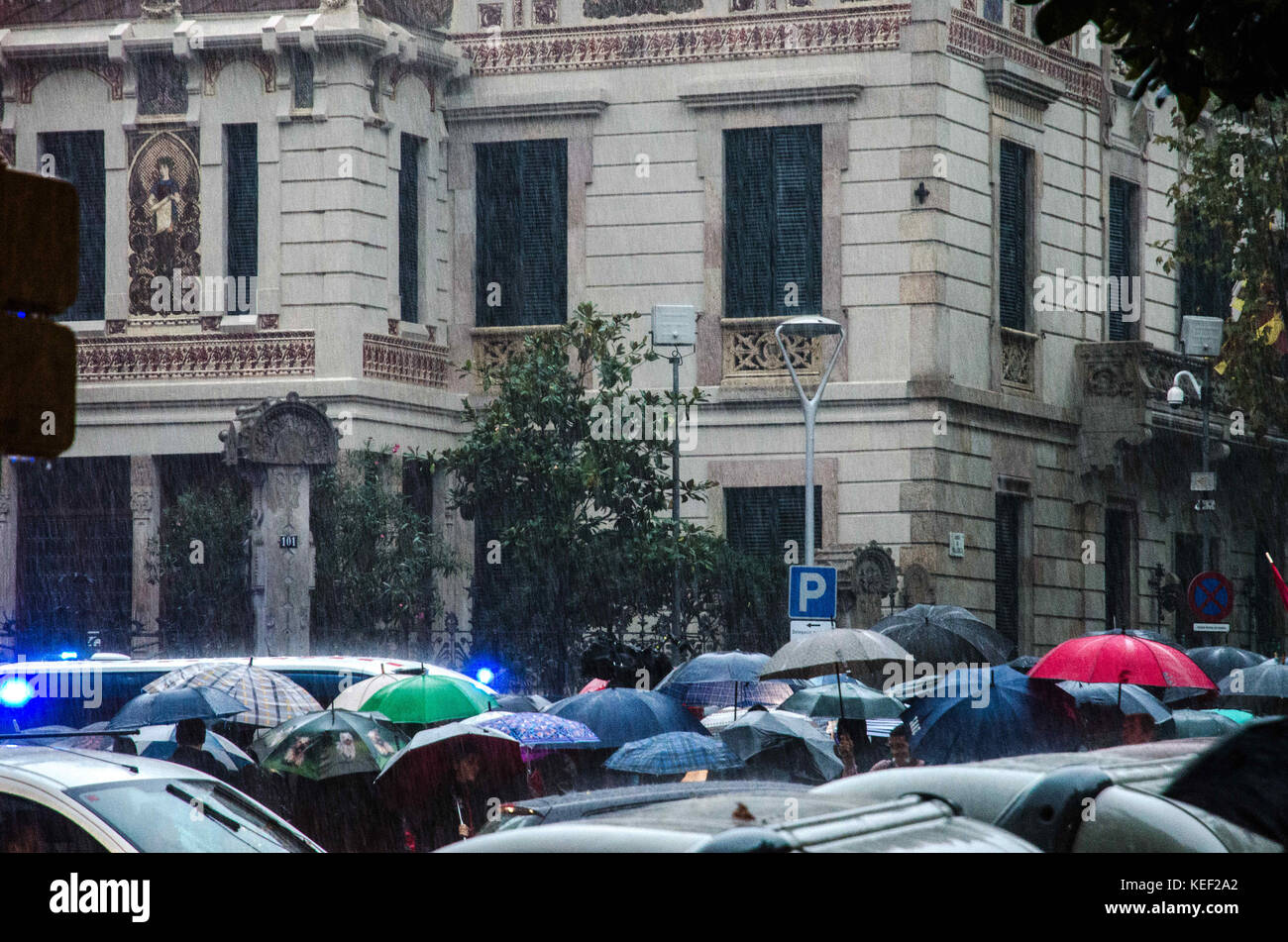 Barcelona, Catalonia, Spain. 19th Oct, 2017. A view of the protesters is seen as they holds umbrella front of the Government Delegation surrounded by Police van during a gathering.Despite the heavy rains hundred of people gathered front of the Spanish Government Delegation in Barcelona to demand freedom for the two political prisoners Jordi Cuixart and Jordi SÃ nchez. This action falls within the days of demonstrations and actions that will take place during the next few weeks due to the application of article 155 that suspends the autonomy and the Government of Catalonia. (Credit Image: Stock Photo
