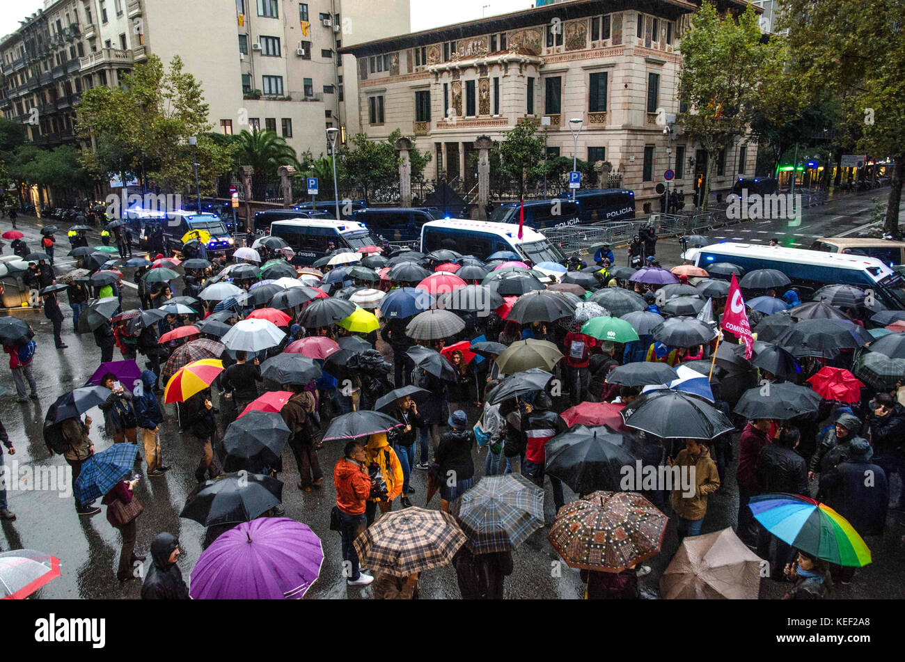 Barcelona, Catalonia, Spain. 19th Oct, 2017. A general view of the protesters is seen as they holds umbrella front of the Government Delegation surrounded by Police van during a gathering.Despite the heavy rains hundred of people gathered front of the Spanish Government Delegation in Barcelona to demand freedom for the two political prisoners Jordi Cuixart and Jordi SÃ nchez. This action falls within the days of demonstrations and actions that will take place during the next few weeks due to the application of article 155 that suspends the autonomy and the Government of Catalonia. (Credit Stock Photo
