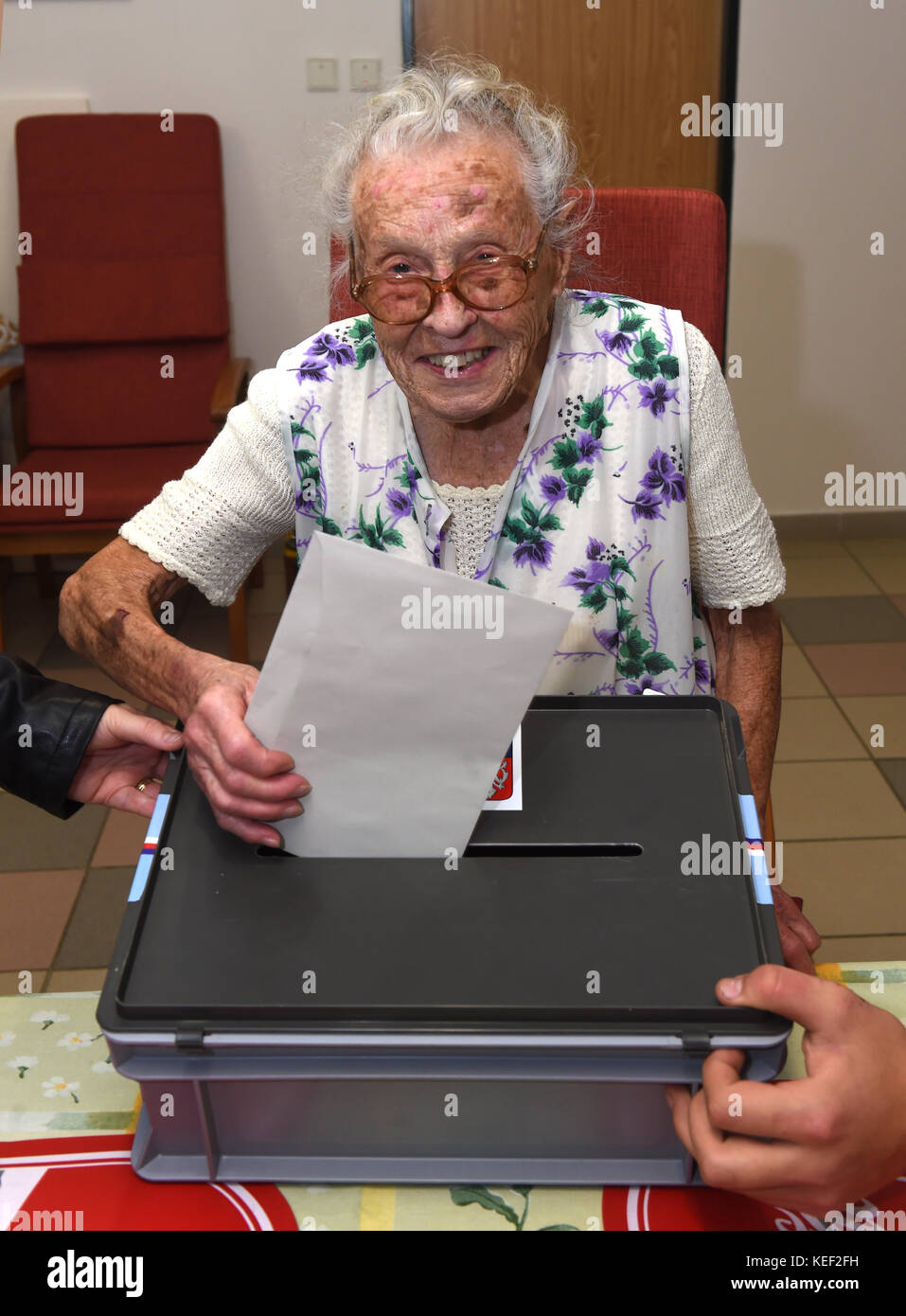 Novy Bor, Czech Republic. 20th Oct, 2017. 103 years old voter Anna Hejna votes during elections to the Chamber of Deputies of the Parliament of the Czech Republic in a retirement home in Novy Bor, Czech Republic, on October 20, 2017. Czech general elections 2017 are held on October 20-21. Credit: Libor Zavoral/CTK Photo/Alamy Live News Stock Photo