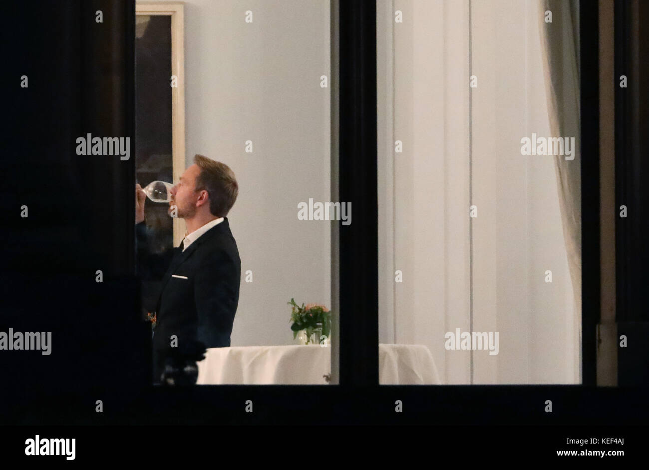 Berlin, Germany. 20th Oct, 2017. FDU leader Christian Lindner drinking ...