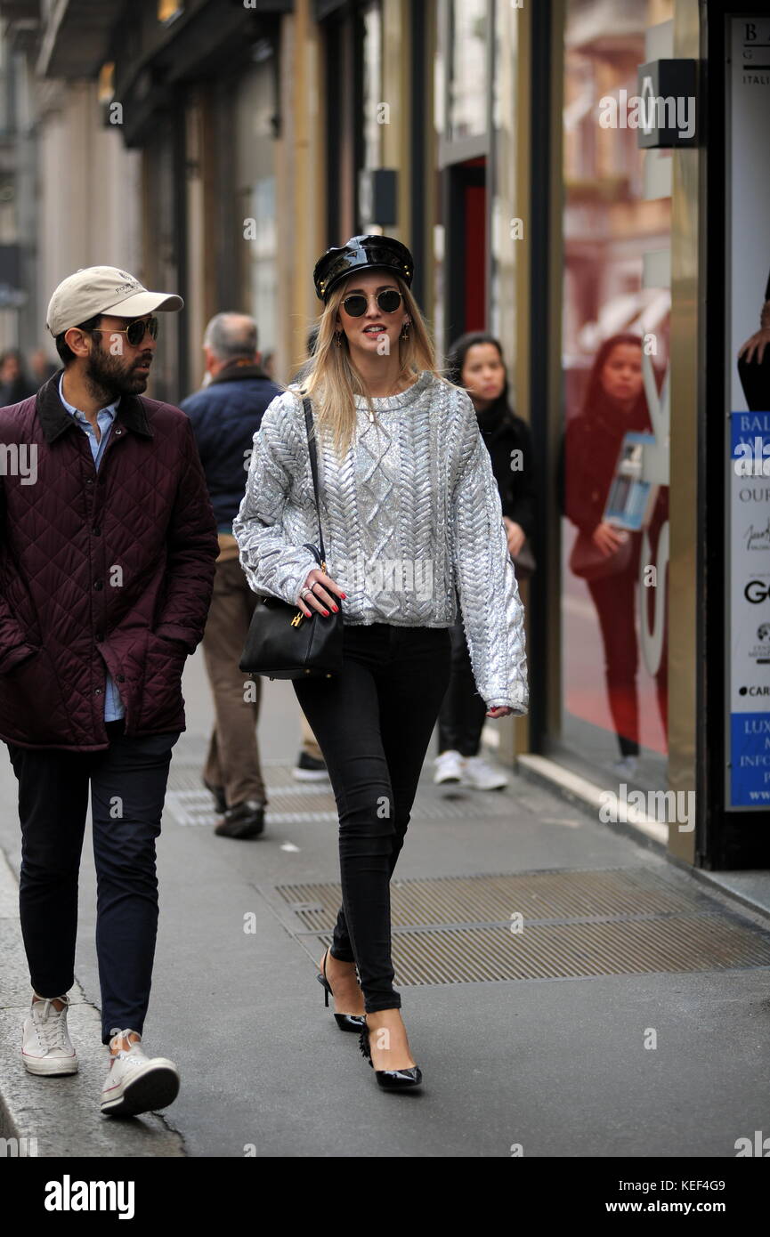 Autocomplacencia sentido neumonía Milan, Chiara Ferragni shopping in the center with friends The famous  fashion blogger CHIARA FERRAGNI, FEDEZ girlfriend, who rumors get pregnant,  arrives in the center and after having breakfast from "MARCHESI" enters