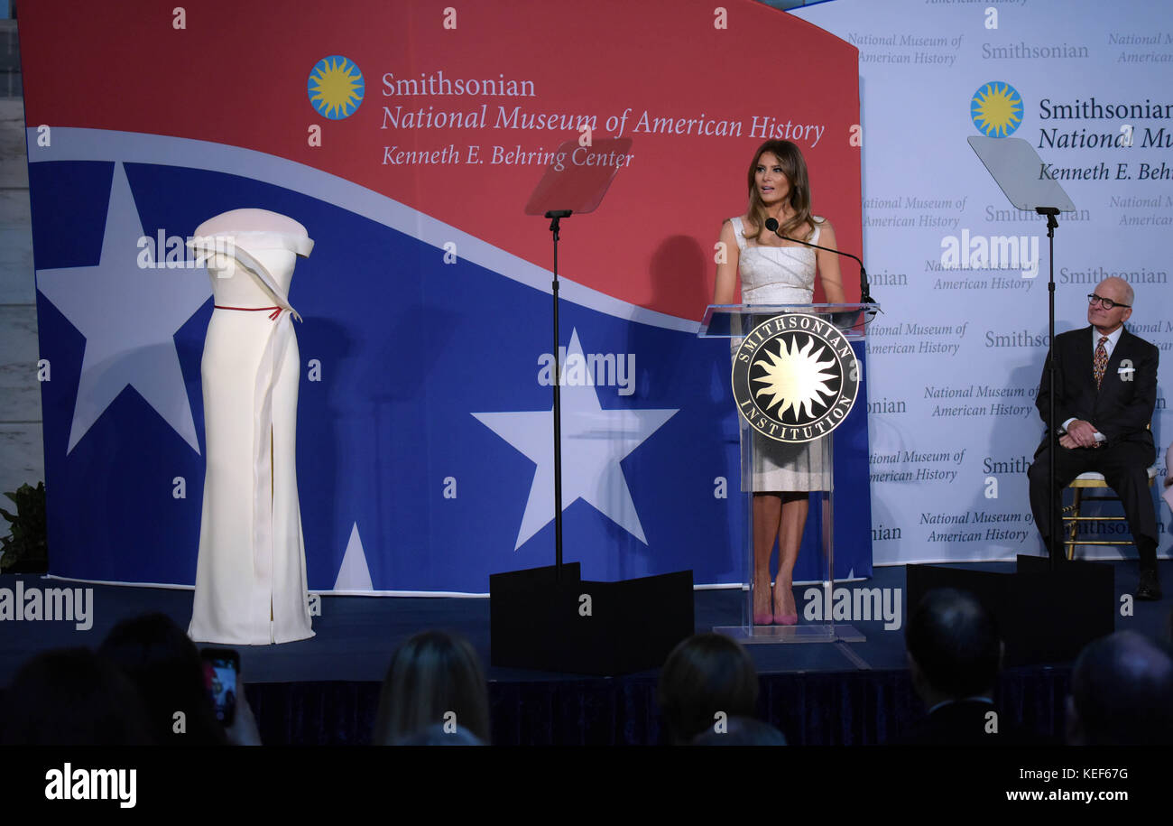 Washington, USA. 20th Oct, 2017. U.S. First Lady Melania Trump (C) speaks during a donation ceremony of her inaugural ball gown at the National Museum of American History in Washington, DC, the United States, on Oct. 20, 2017. Melania Trump donated her inaugural ball gown to the First Ladies Collection here on Friday, adding to the museum's collection of 26 gowns worn by former first ladies. Credit: Yin Bogu/Xinhua/Alamy Live News Stock Photo