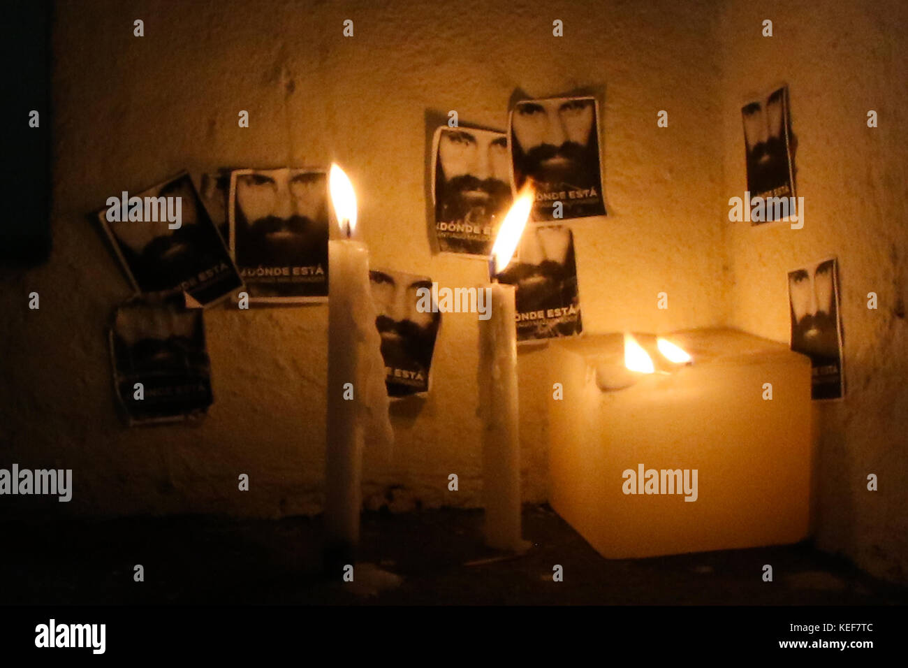 Buenos Aires, Argentina. 20th Oct, 2017. Candles and photographs of Santiago Maldonado spontaneously placed by the people at the gates of the judicial morgue of the city of buenos aires where the autopsy is performed to determine the reason and date of his death after finding the body occurred 80 days after his disappearance at the hands of Gendarmerie officers in Buenos Aires, Argentina. ( Credit: Néstor J. Beremblum/Alamy Live News Stock Photo