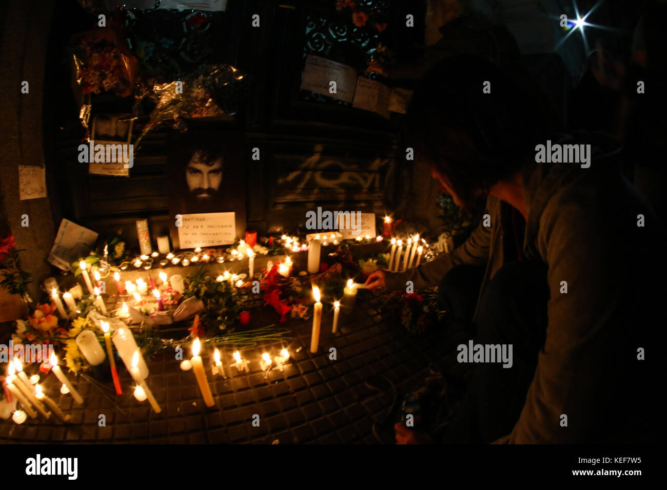 Buenos Aires, Argentina. 20th Oct, 2017. Candles and photographs of Santiago Maldonado spontaneously placed by the people at the gates of the judicial morgue of the city of buenos aires where the autopsy is performed to determine the reason and date of his death after finding the body occurred 80 days after his disappearance at the hands of Gendarmerie officers in Buenos Aires, Argentina. ( Credit: Néstor J. Beremblum/Alamy Live News Stock Photo