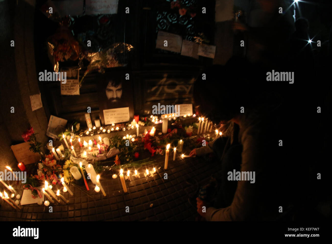 Buenos Aires, Argentina. 20th Oct, 2017. Candles and photographs of Santiago Maldonado spontaneously placed by the people at the gates of the judicial morgue of the city of buenos aires where the autopsy is performed to determine the reason and date of his death after finding the body occurred 80 days after his disappearance at the hands of Gendarmerie officers in Buenos Aires, Argentina. ( Credit: Néstor J. Beremblum/Alamy Live News Stock Photo