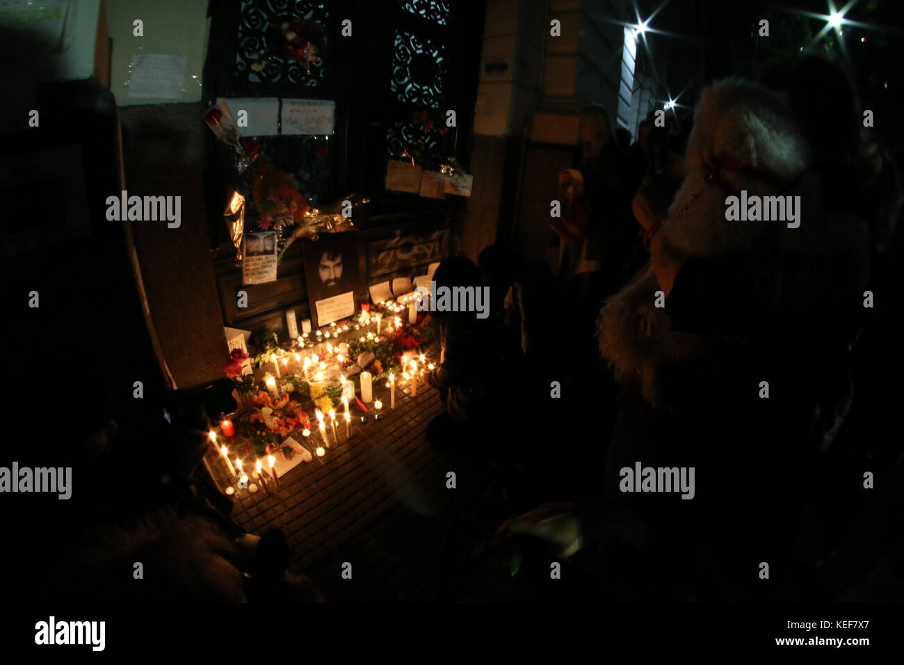 Buenos Aires, Argentina. 20th Oct, 2017. Candles and photographs of Santiago Maldonado spontaneously placed by the people at the gates of the judicial morgue of the city of buenos aires where the autopsy is performed to determine the reason and date of his death after finding the body occurred 80 days after his disappearance at the hands of Gendarmerie officers in Buenos Aires, Argentina. ( Credit: Néstor J. Beremblum/Alamy Live News Stock Photo