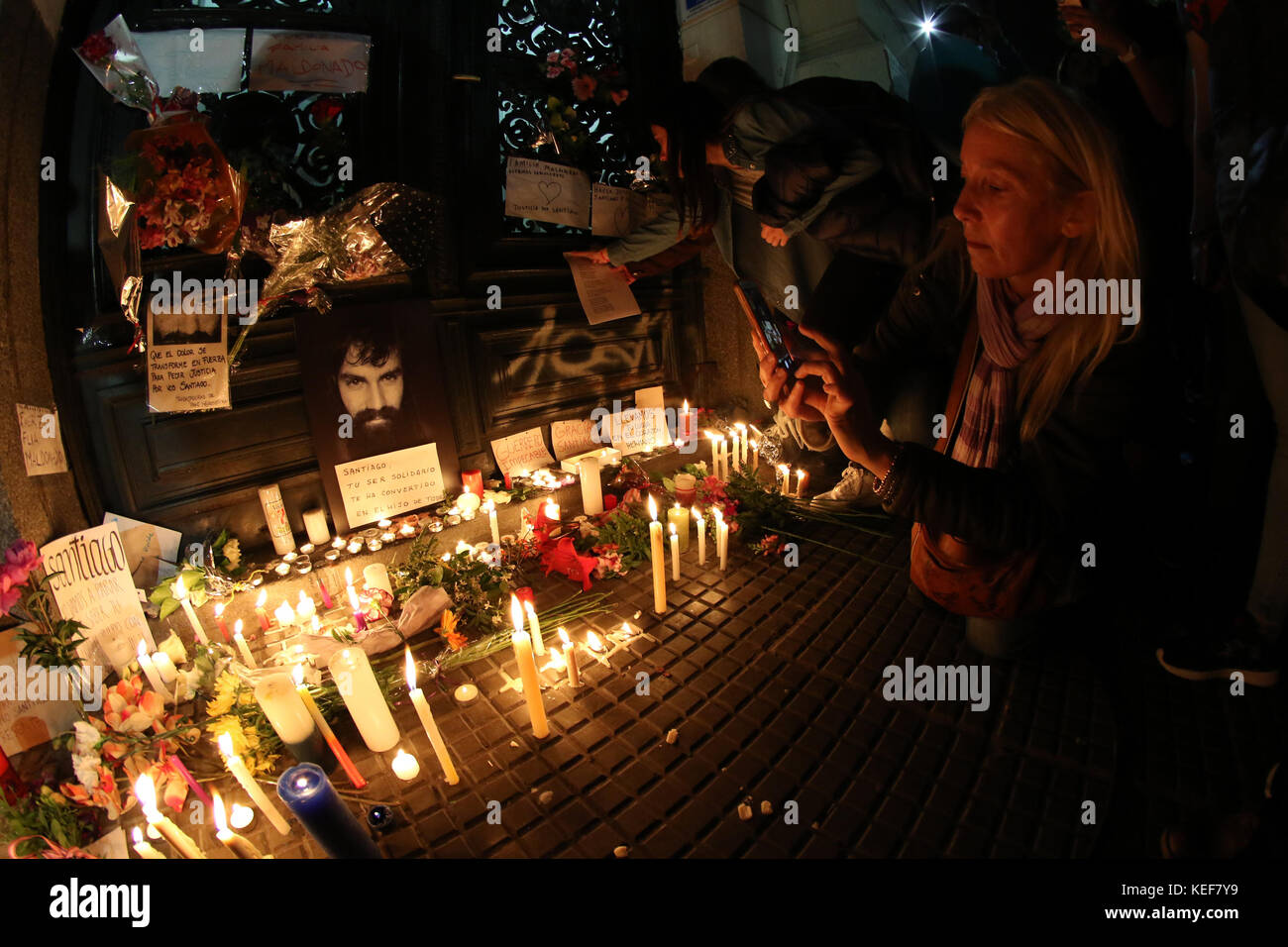 Buenos Aires, Argentina. 20th Oct, 2017. Candles and photographs of Santiago Maldonado spontaneously placed by the people at the gates of the judicial morgue of the city of buenos aires where the autopsy is performed to determine the reason and date of his death after finding the body occurred 80 days after his disappearance at the hands of Gendarmerie officers in Buenos Aires, Argentina. ( Credit: Néstor J. Beremblum/Alamy Live News Stock Photo