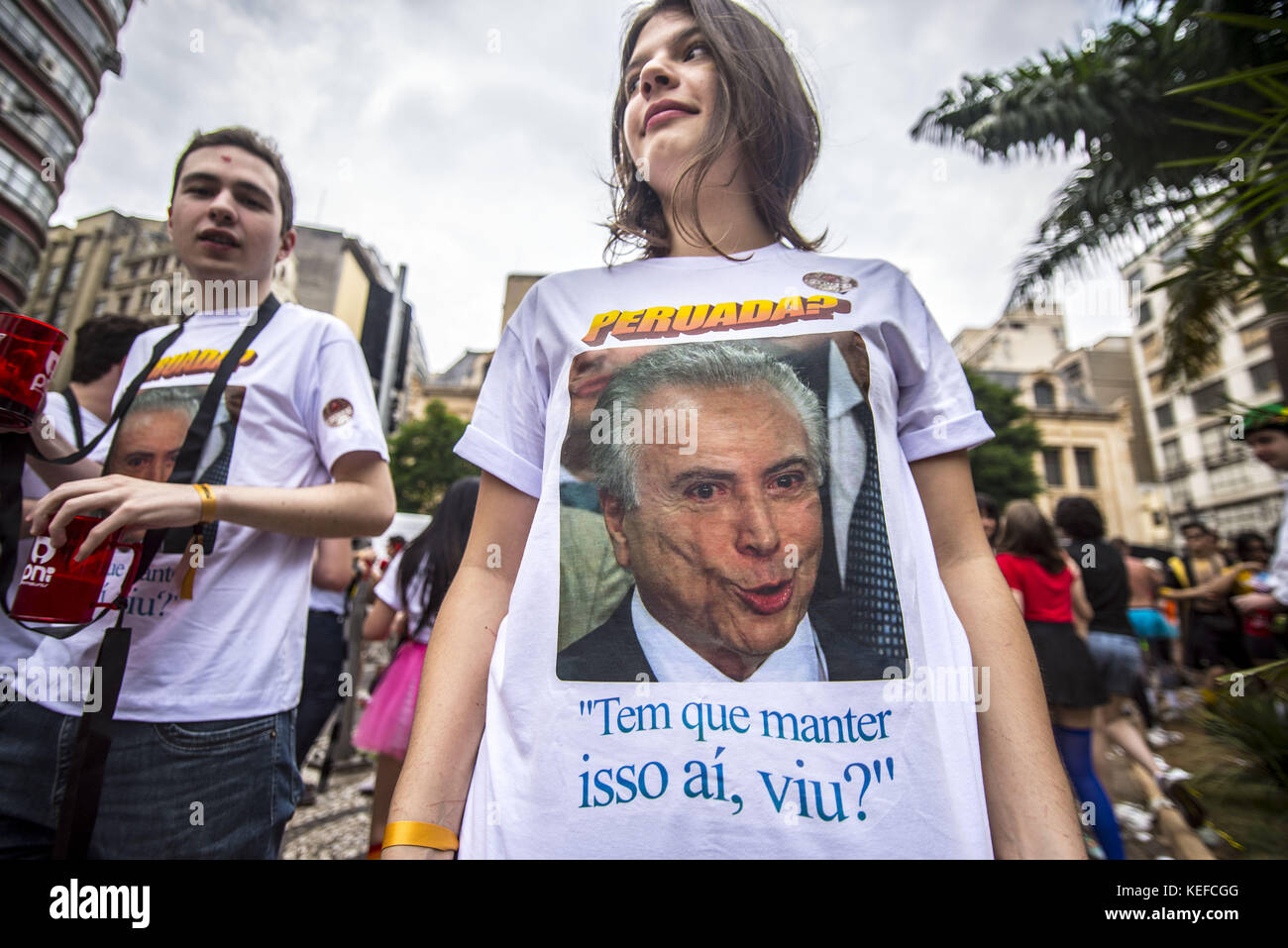 Sao Paulo, Brazil. 21st Oct, 2017. Students from the Law School of USP in Sao Paulo had a big party in the center of Sao Paulo, the traditional 'peruada'. Among the fantasies used by students were references to Mayor Doria, President Michel Temer, President of the United States, Donald Trump, and Federal Police.The party gathered a crowd in the Largo Sao Francisco region. According to the Academic Center XI de Agosto, the party takes place from the mid-1940s in the form of a ''political-ethical-carnival'' Credit: ZUMA Press, Inc./Alamy Live News Stock Photo