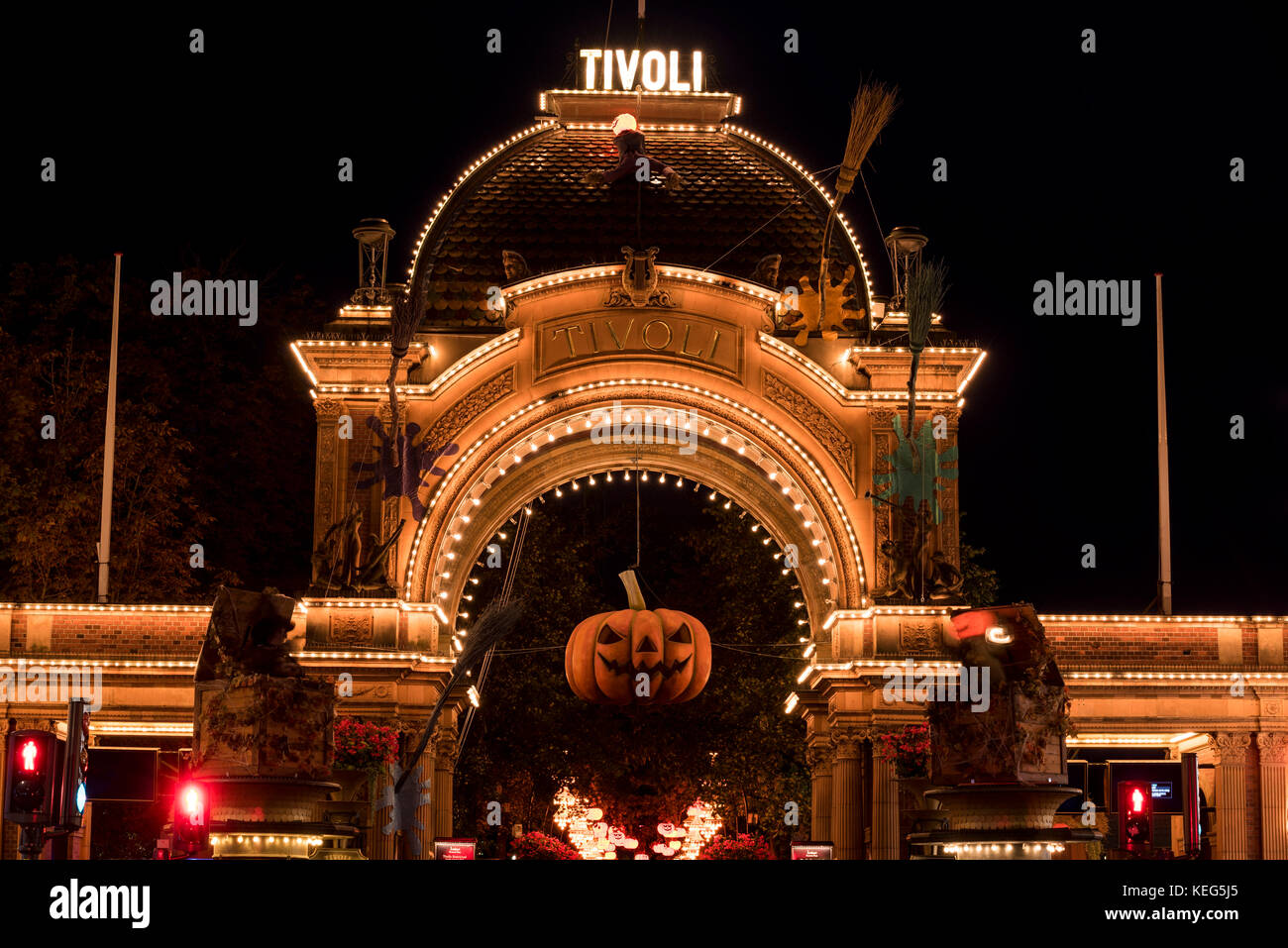 Halloween pumpkin in front of the illuminated main entrance to Tivoli Gardens, Copenhague, Dinamarca Stock Photo