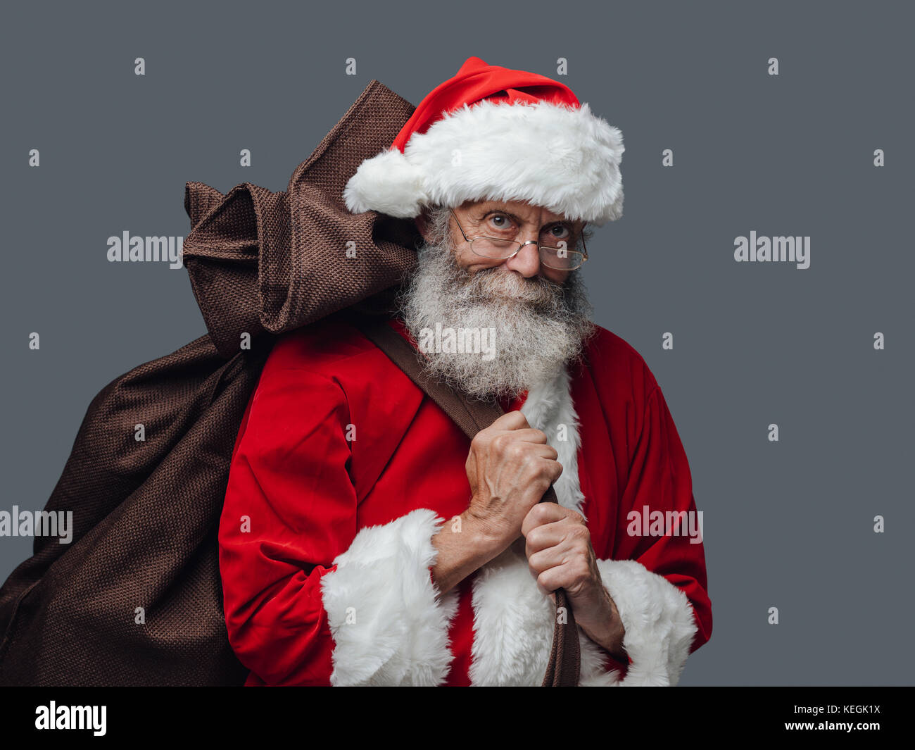 Smiling Santa Claus carrying a sack with gifts on Christmas Eve Stock ...