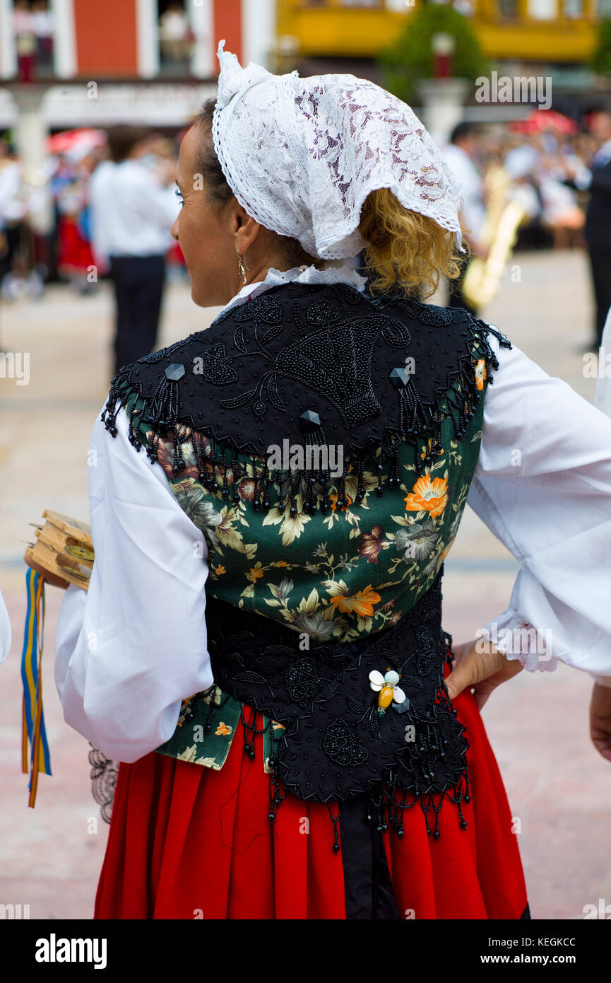 Traditional dress folk spain hi-res stock photography and images - Alamy