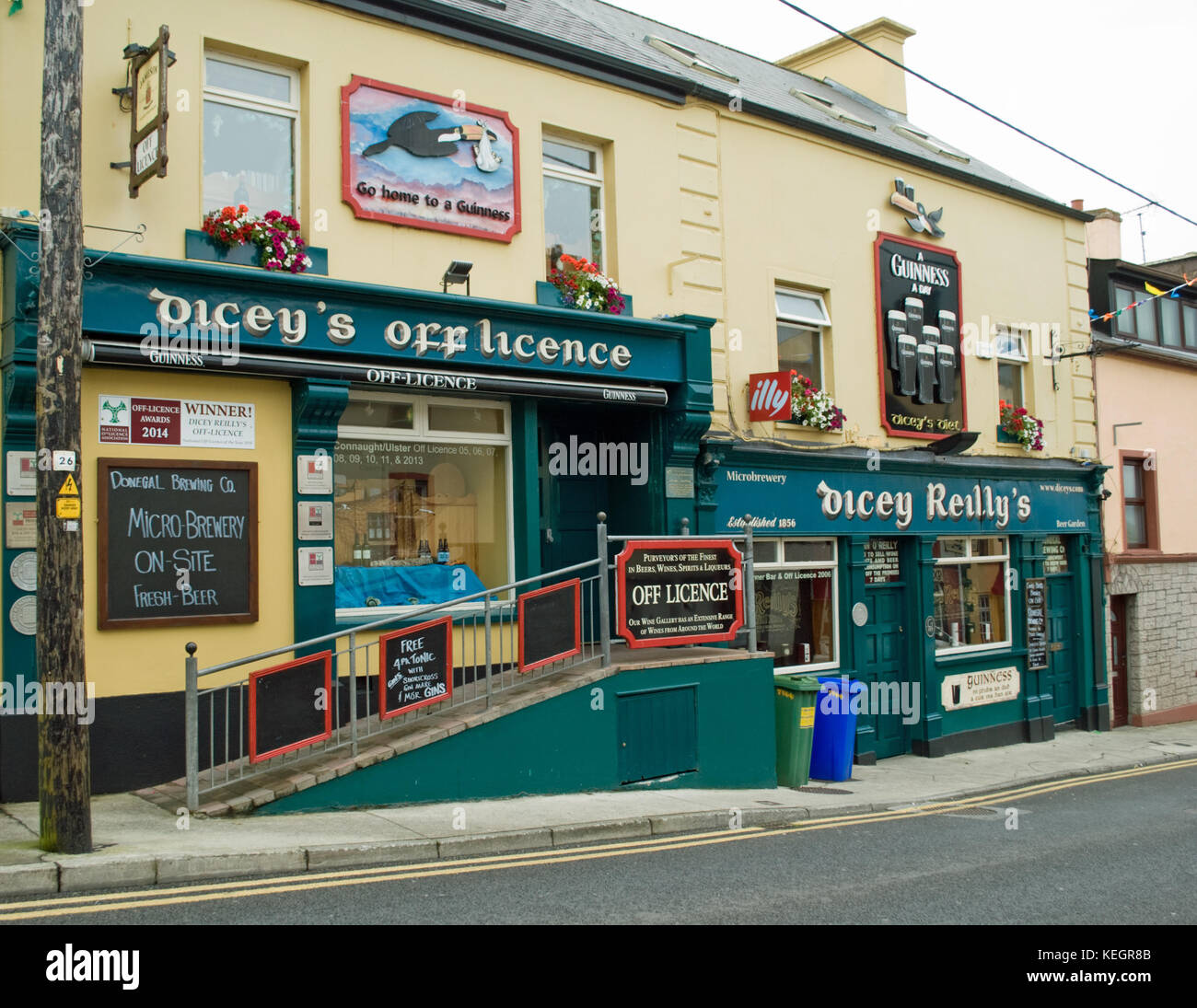 Famous Dicey Reilly's pub, brewery and off licence in Ballyshannon, County Donegal Stock Photo