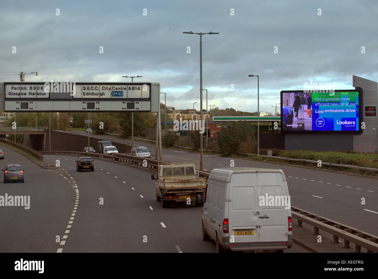 electronic advertising  low emissions in heavy traffic  clydeside expressway  A814 passing the sec glasgow Stock Photo