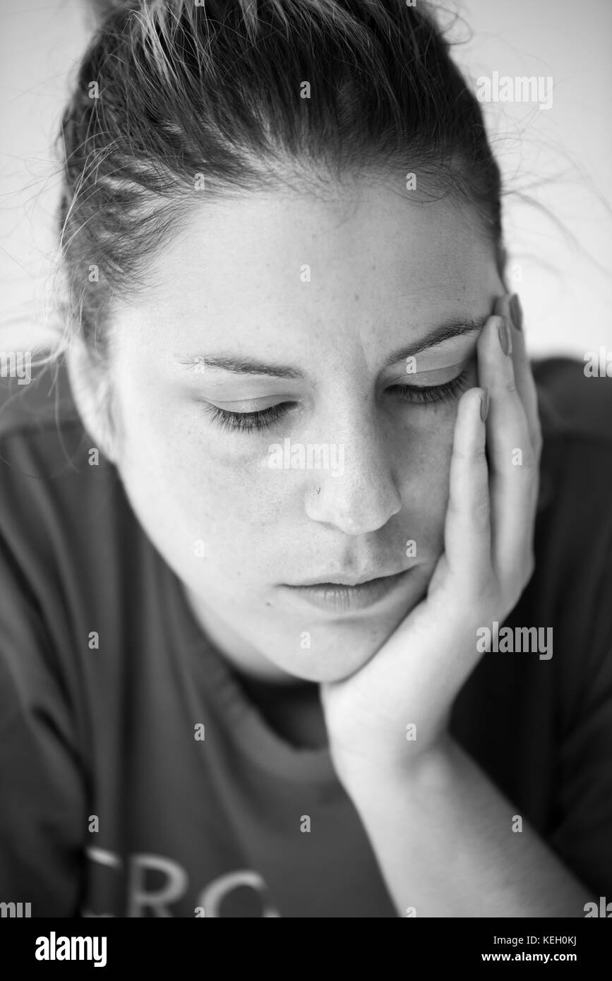 Black and White woman portrait with hand on her face Stock Photo - Alamy