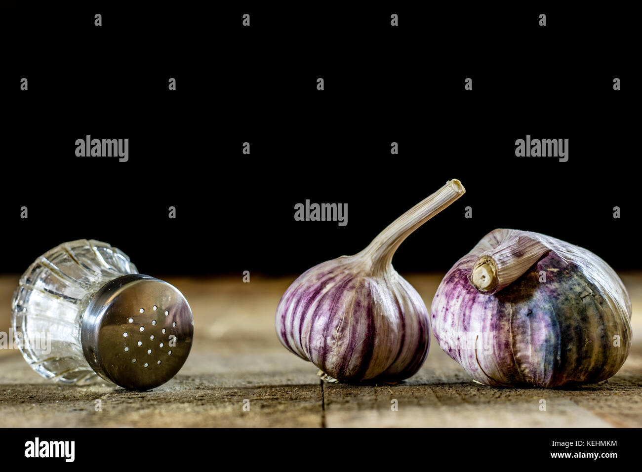 Tasty garlic on a wooden kitchen table. Vegetables in the kitchen ...