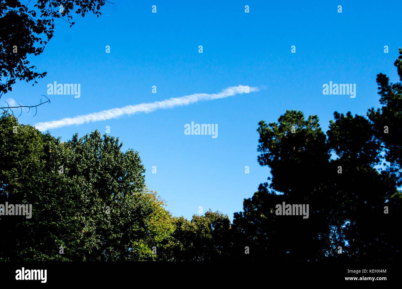 Contrail hi-res stock photography and images - Alamy