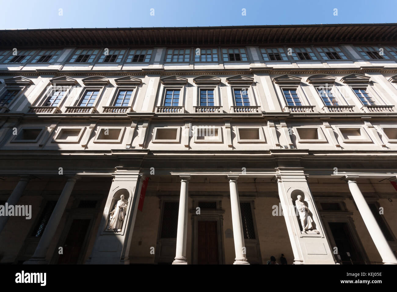 Florence, Tuscany, the Uffizi Gallery palace, built after a design by Giorgio Vasari between 1560 and 1580, west wing, facade on Piazzale degli Uffizi Stock Photo