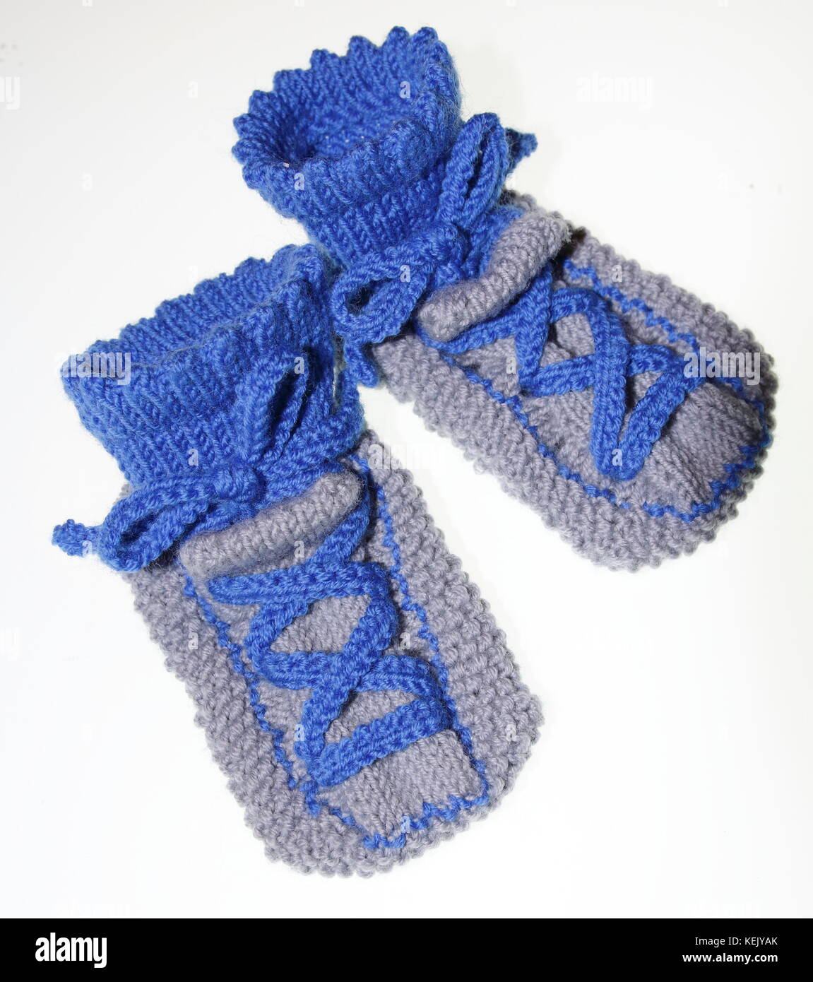 Jungen baby Socken, Strümpfe, gestrickt im Turnschuh Look Stock Photo