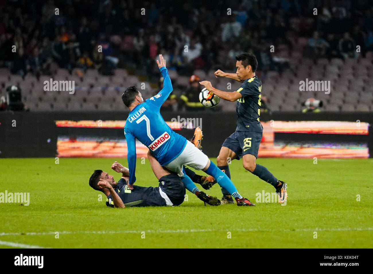 Napoli, Italy. 21st Oct, 2017. Naples - Italy 21/10/2017 JOSE MARIA CALLEJON of S.S.C. NAPOLI and YUTO NAGATOMO of Inter fights for the ball during Serie A match between S.S.C. NAPOLI and Inter at Stadio San Paolo of Naples. Credit: Emanuele Sessa/Pacific Press/Alamy Live News Stock Photo