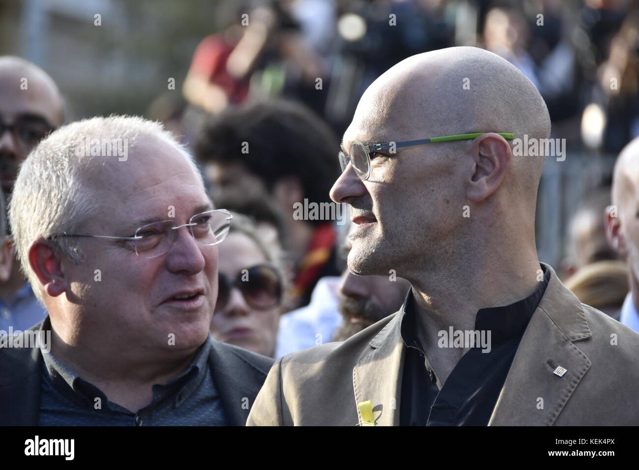 Barcelona, Spain. 21st Oct, 2017. Raul Romeva in the demonstration against the imprisonment of the Catalan leaders Jordi Sánchez and Jordi Cuixart in Barcelona. Thousands of people are demanding their release and the proclamation of the Republic of Catalonia.  Credit: Carles Desfilis / Alamy Live News Stock Photo