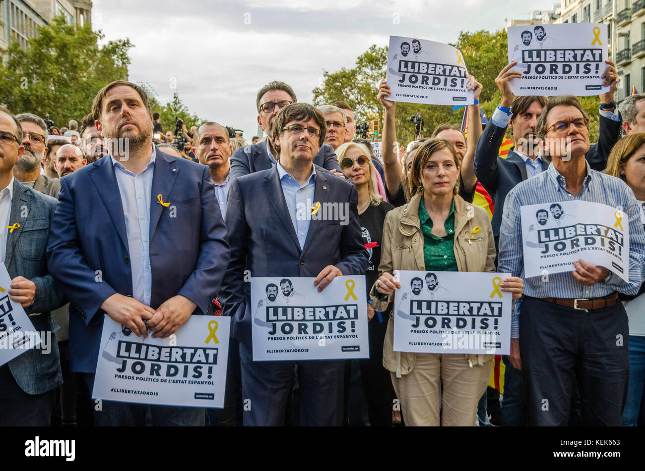 Barcelona, Spain. 21st Oct, 2017. From the left, Oriol Junqueras, Carles Puigdemont, Carme Forcadell and Artud Mas, occupy the first row of the demonstration in front of the stage. About 450,000 people have been focused to support the Government and the Catalan institutions in the Paseo de Gracia in Barcelona in an act of solidarity by Jordi Cuixart and Jordi Sanchez arrested for sedition. Credit: ZUMA Press, Inc./Alamy Live News Stock Photo