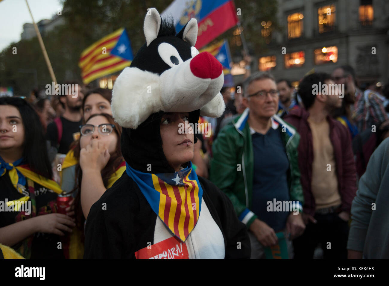 Barcelona, Catalonia. October 21, 2017. Demonstrators take part at a protest against the National Court's decision to imprison civil society leaders, in Barcelona. The Spanish government moved decisively Saturday to use a previously untapped constitutional power so it can take control of Catalonia and derail the independence movement led by separatist politicians in the prosperous industrial region. Credit: Charlie Perez/Alamy Live News Stock Photo