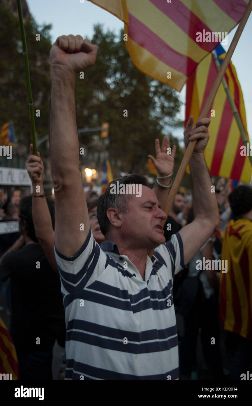 Barcelona, Catalonia. October 21, 2017. Demonstrators take part at a protest against the National Court's decision to imprison civil society leaders, in Barcelona. The Spanish government moved decisively Saturday to use a previously untapped constitutional power so it can take control of Catalonia and derail the independence movement led by separatist politicians in the prosperous industrial region. Credit: Charlie Perez/Alamy Live News Stock Photo