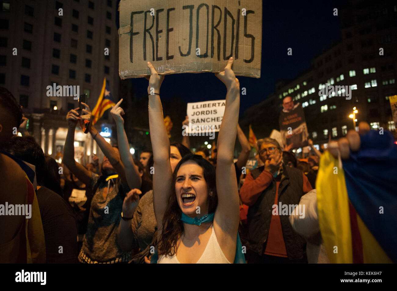 Barcelona, Catalonia. October 21, 2017. Demonstrators take part at a protest against the National Court's decision to imprison civil society leaders, in Barcelona. The Spanish government moved decisively Saturday to use a previously untapped constitutional power so it can take control of Catalonia and derail the independence movement led by separatist politicians in the prosperous industrial region. Credit: Charlie Perez/Alamy Live News Stock Photo