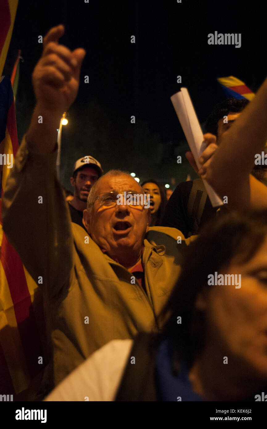 Barcelona, Catalonia. October 21, 2017. Demonstrators take part at a protest against the National Court's decision to imprison civil society leaders, in Barcelona. The Spanish government moved decisively Saturday to use a previously untapped constitutional power so it can take control of Catalonia and derail the independence movement led by separatist politicians in the prosperous industrial region. Credit: Charlie Perez/Alamy Live News Stock Photo