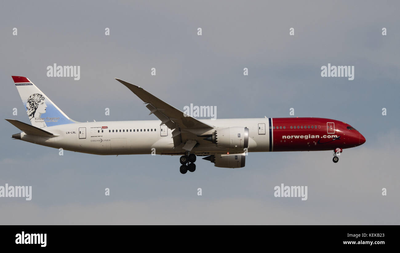 Calgary, Alberta, Canada. 8th Oct, 2017. A Norwegian Long Haul Boeing 787-9 Dreamliner (LN-LNL) airborne on final approach for landing. The wide-body jet airliner is painted in striking red-and-white livery with a portrait of Norway's opera legend Kirsten Flagstad on its tail. Norwegian Long Haul is a division of Norwegian Air Shuttle. Credit: Bayne Stanley/ZUMA Wire/Alamy Live News Stock Photo