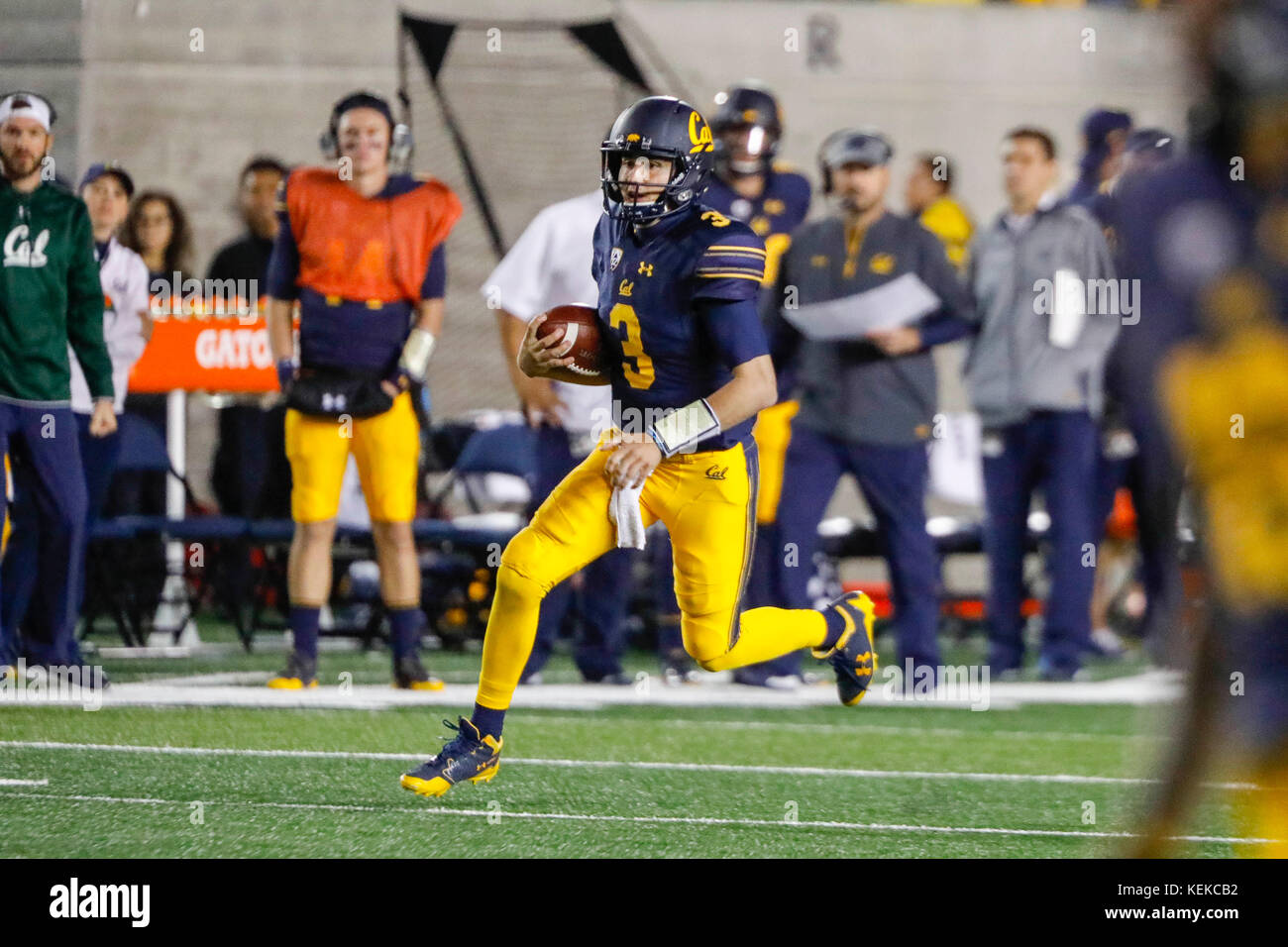 October 21, 2017 - Berkeley, California, U.S - Cal QB Ross Bowers runs ...