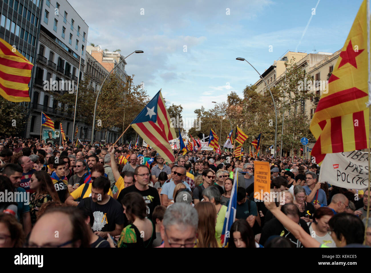 Barcelona, Spain. 21st October, 2017.    Free jordi demo IN central barcelona, 21/10/2017. Hundreds of Thousands of Catalans gather in a demonstration to show support for the two JORDI'S who have been detained in madrid for anti-constitutional behaviour. the Demonstration happened hours after the Spanish pime minister, Mariano Rajoy gave a detailed press briefing declaring the article 155 in catalonia.  Photo credit: RICH BOWEN Credit: rich bowen/Alamy Live News Stock Photo