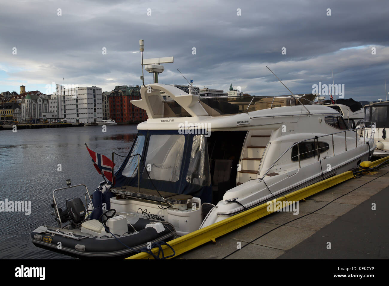 Bergen, Norway. 22nd Oct, 2017. Autumn sunshine across Bergen in Norway