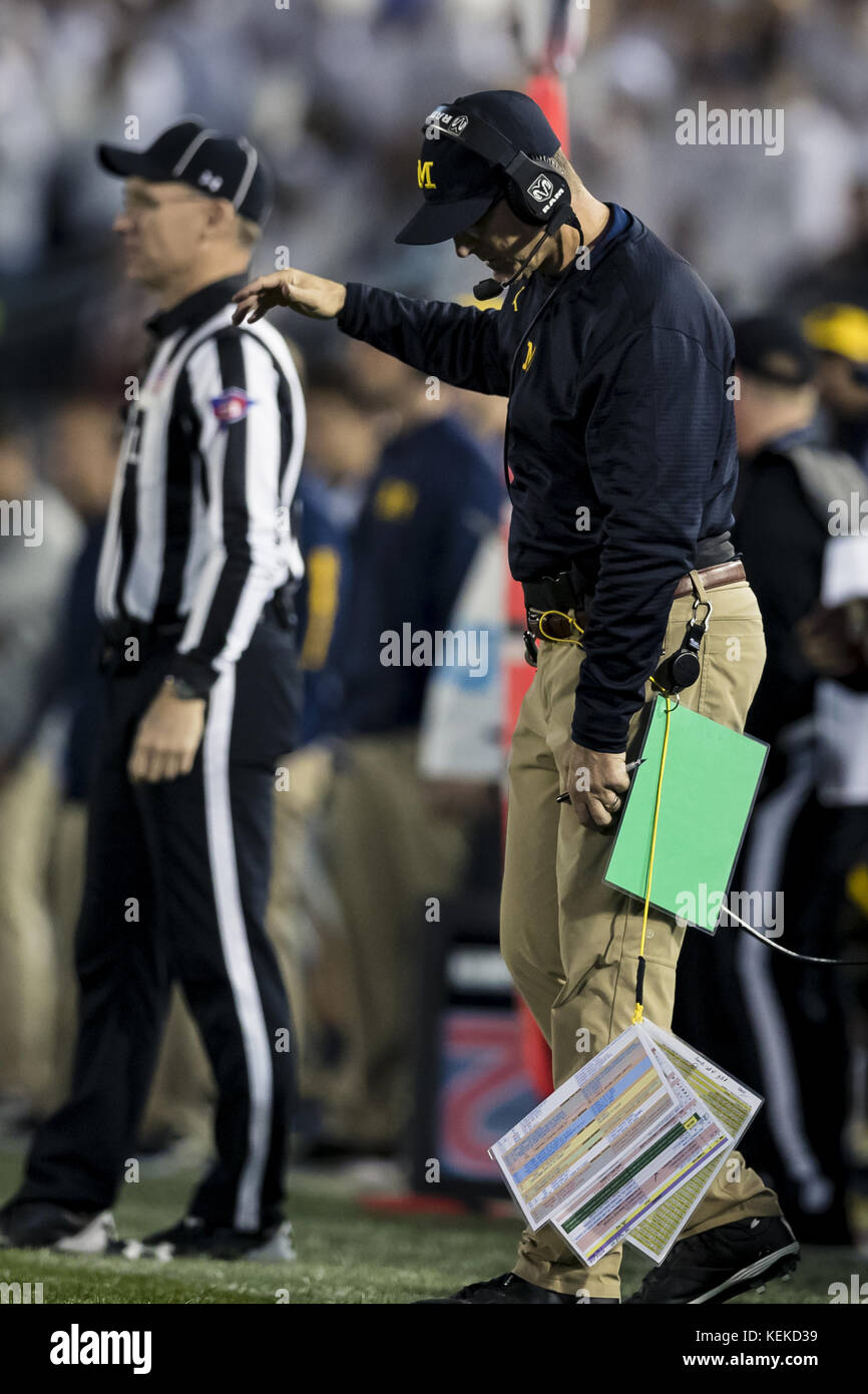 University Park, Pennsylvania, USA. 21st Oct, 2017. October 21, 2017: Michigan Wolverines head coach Jim Harbaugh looks on late in the fourth quarter during the NCAA football game between the Michigan Wolverines and the Penn State Nittany Lions at Beaver Stadium in University Park, Pennsylvania. Credit: Scott Taetsch/ZUMA Wire/Alamy Live News Stock Photo