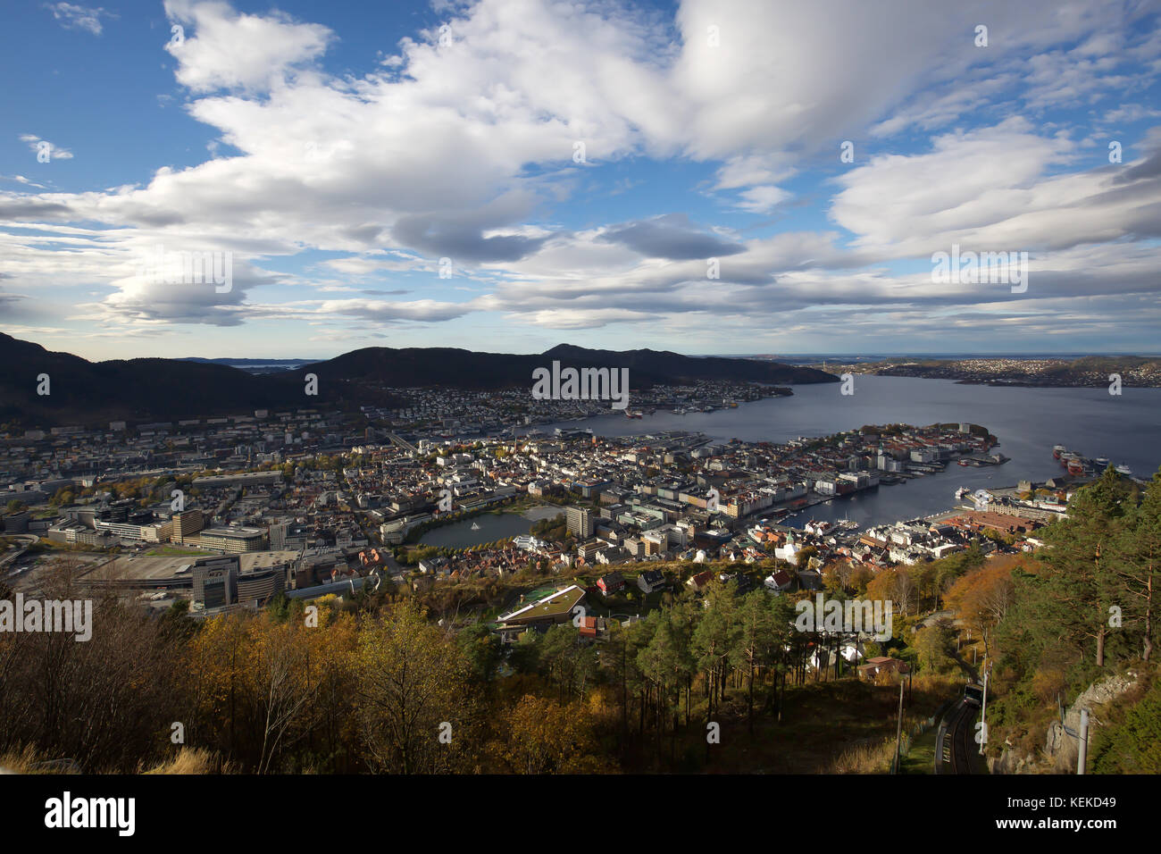 Bergen, Norway. 22nd Oct, 2017. Autumn sunshine across Bergen in Norway ...