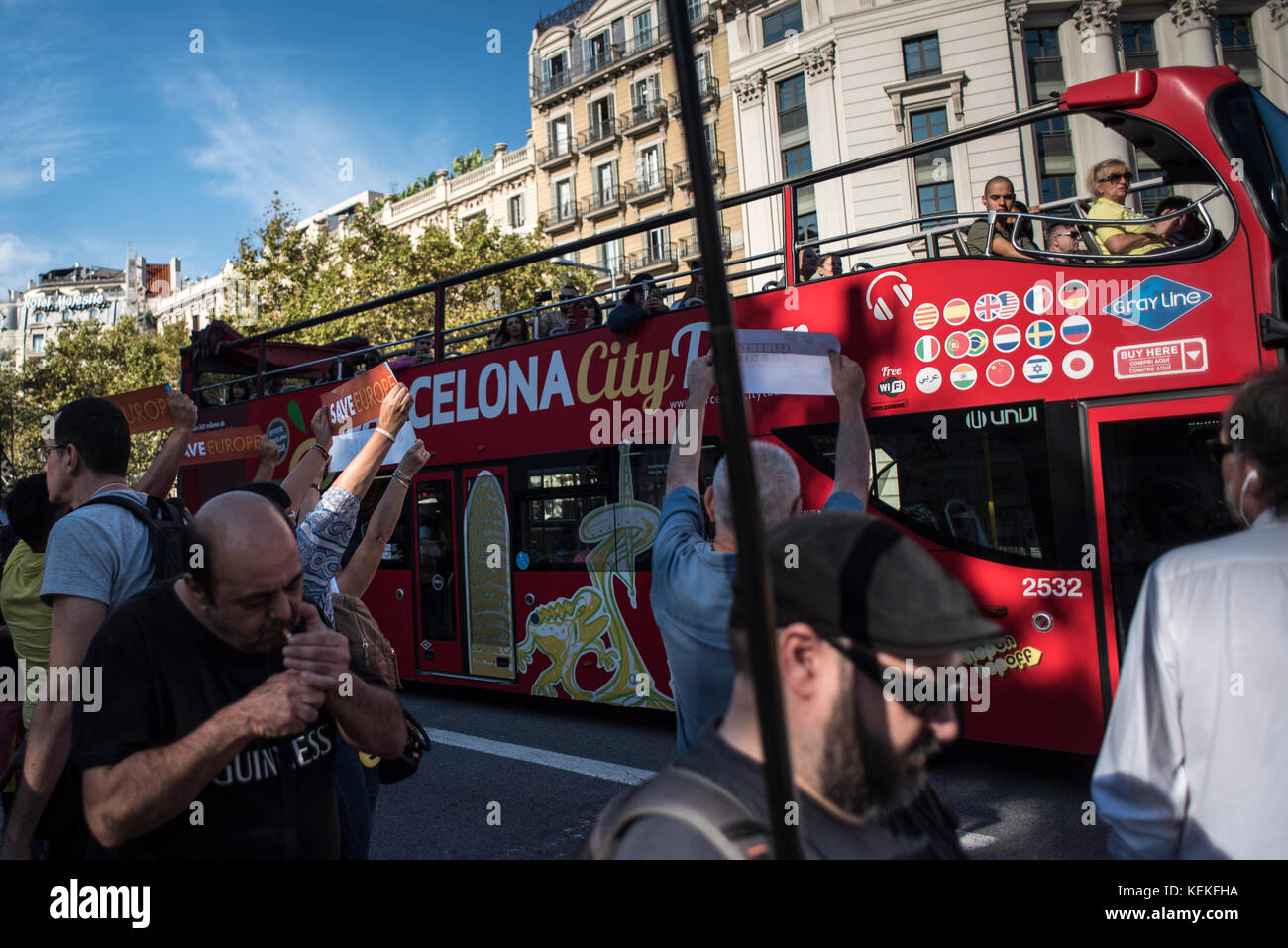 Barcelona, Spain. 21st October, 2017. Barcelona. protesters shows Save Europe posters to tourists in the rally against the imprisonment of the Catalan leaders Jordi Sánchez (ANC) and Jordi Cuixart (Òmnium Cultural) and the intervention of the Spanish State in the Government of Catalonia. The Government of Spain has announced the intervention of Catalan self-government through Article 155 of the Constitution, never used before. All the main members of the Catalan government have attended the demonstration to demand the withdrawal of the government of Madrid. Credit: Alamy / Carles Desfilis Stock Photo