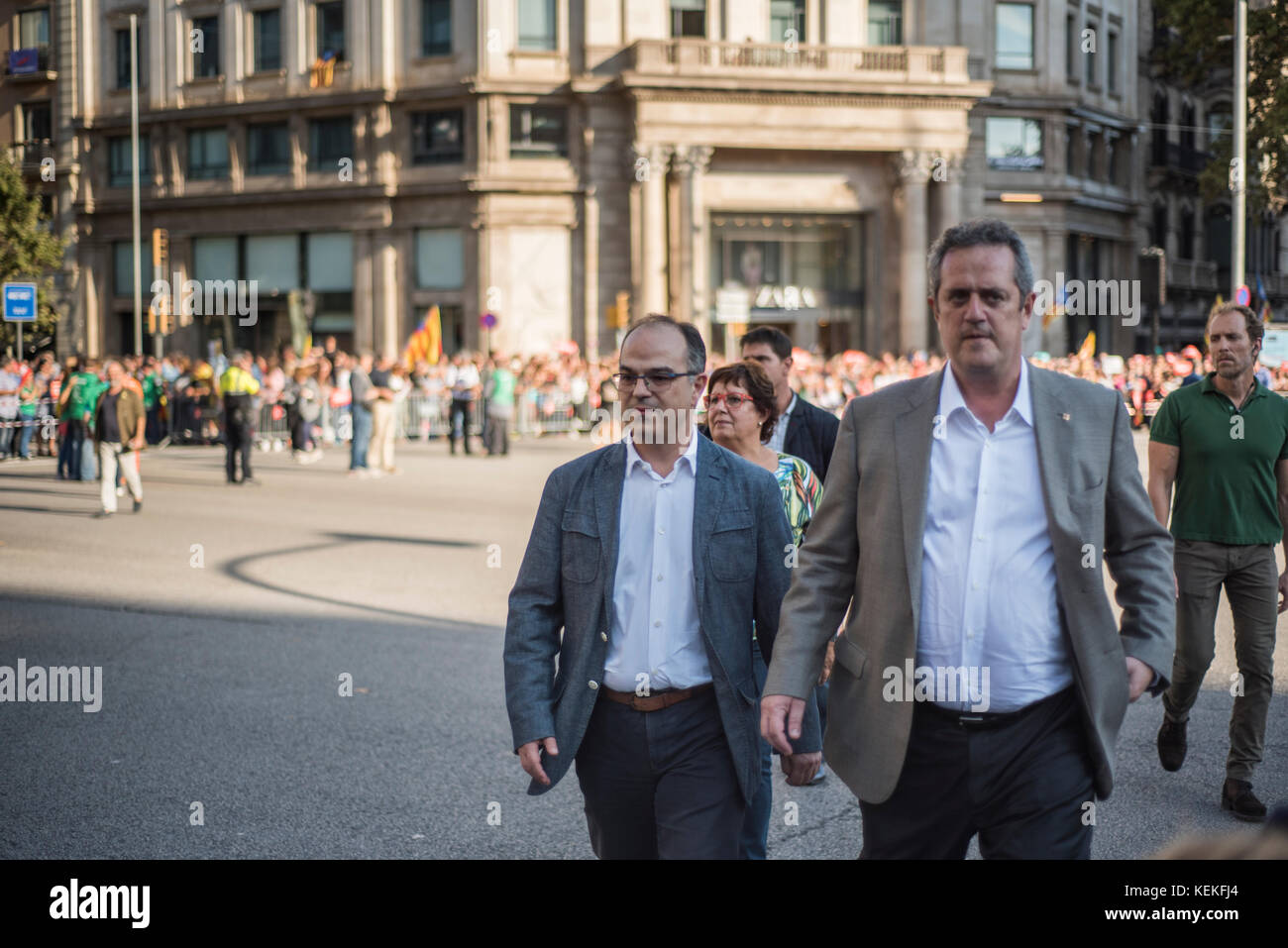 Barcelona, Spain. 21st October, 2017. Barcelona. Jordi Turull, adviser of the Presidency and Spokesman of the Government of the Generalitat of Catalonia arrrives to the demonstration against the imprisonment of the Catalan leaders Jordi Sánchez (ANC) and Jordi Cuixart (Òmnium Cultural) and the intervention of the Spanish State in the Government of Catalonia through Article 155 of the Constitution, never used before. All the main members of the Catalan government have attended the demonstration. Credit: Alamy / Carles Desfilis Stock Photo