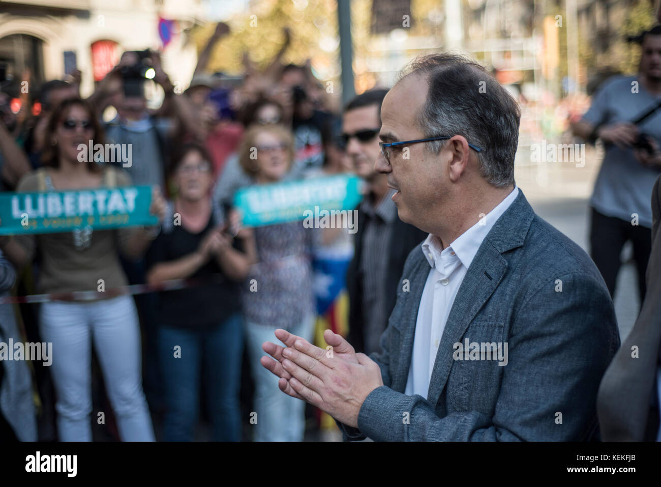 Barcelona, Spain. 21st October, 2017. Barcelona. Jordi Turull, adviser of the Presidency and Spokesman of the Government of the Generalitat of Catalonia arrrives to the demonstration against the imprisonment of the Catalan leaders Jordi Sánchez (ANC) and Jordi Cuixart (Òmnium Cultural) and the intervention of the Spanish State in the Government of Catalonia through Article 155 of the Constitution, never used before. All the main members of the Catalan government have attended the demonstration. Credit: Alamy / Carles Desfilis Stock Photo