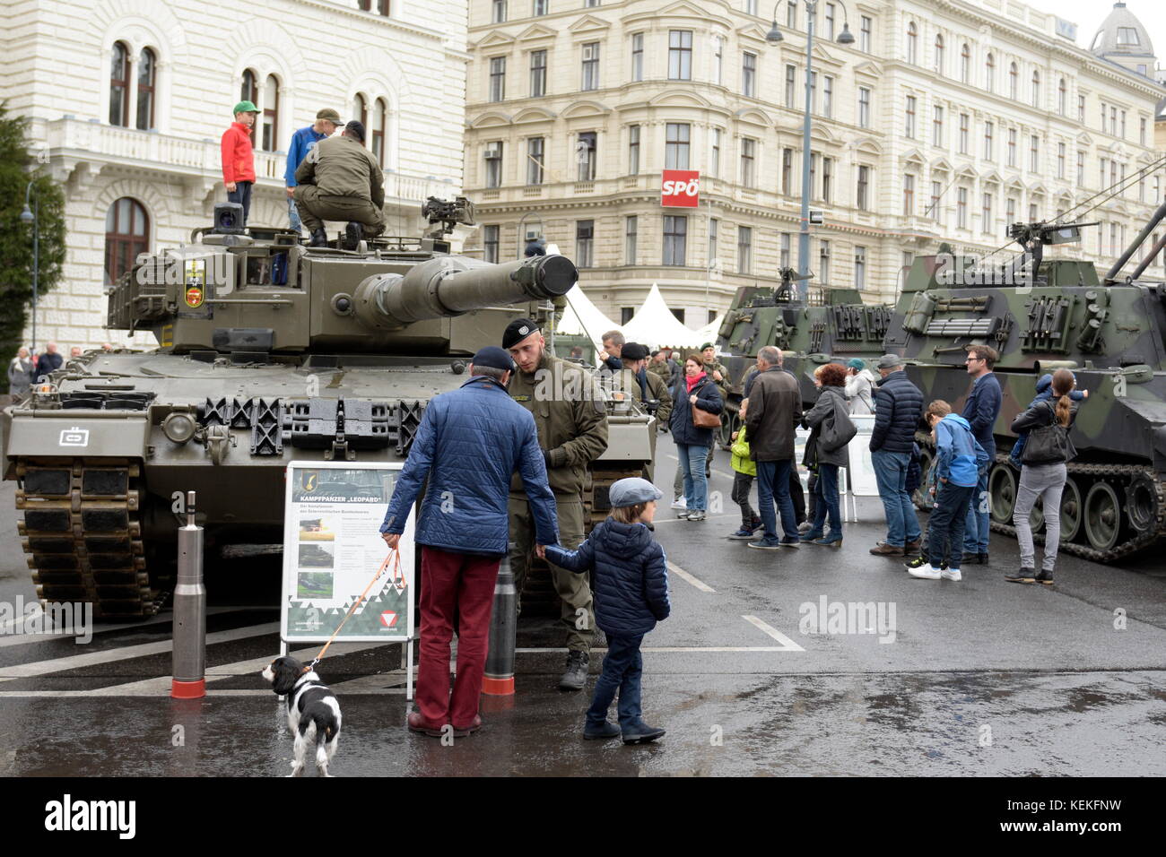 Vienna, Austria. 22 October 2017. Austrian National Day 2017. The Austrian Armed Forces presents its tasks and opportunities for information and performance on the national holiday in Vienna. Visitors marvel at the tanks of the Austrian Armed Forces. Credit: Franz Perc / Alamy Live News Stock Photo