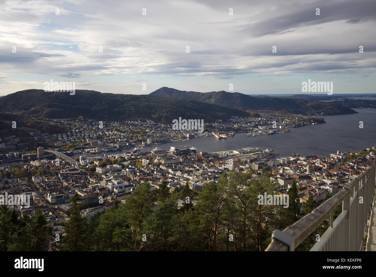 Bergen, Norway. 22nd Oct, 2017. Autumn sunshine across Bergen in Norway