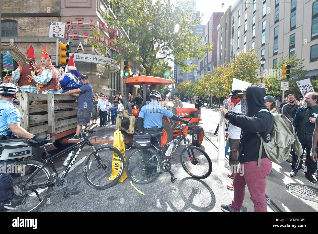 Philadelphia, PA., USA. 21st October, 2017. Protestors with REAL Justice Philadelphia confront police  on October 21, 2017 after US Attorney General Jeff Sessions delivers remarks on the Project Safe Neighborhoods during the Major Cities Chiefs Association Fall Meeting, at the nearby Pennsylvania Convention Center, in Philadelphia, PA. Upon arrival at the Frank Rizzo statue, near City Hall police officers and protesters clashed. Five people were detained, and according to a Philadelphia Police supervisorÊat the location Òwill most likely be sent home later with a citation. Stock Photo