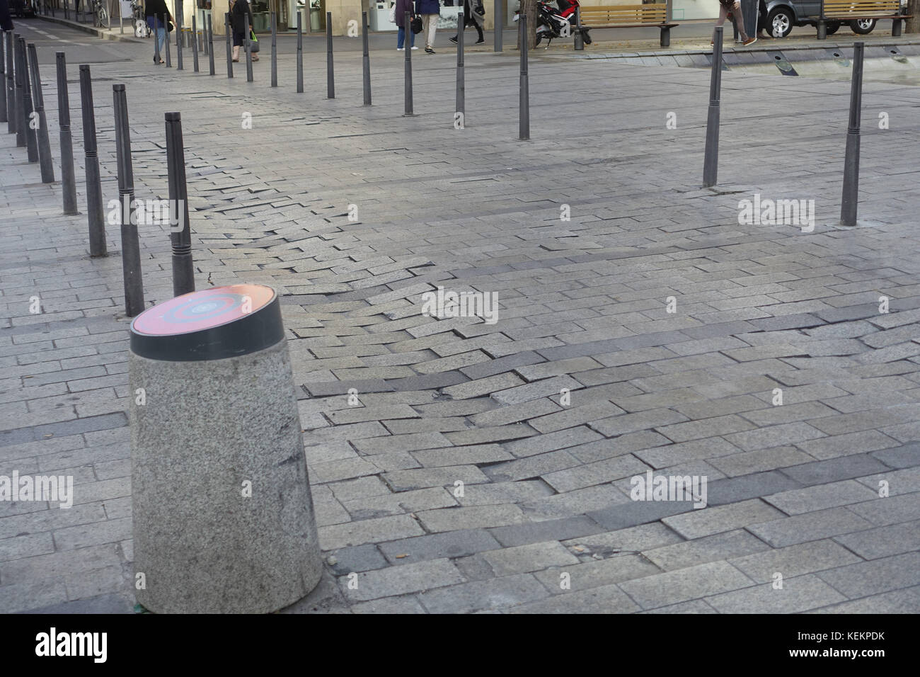 Lyon, Place de la Republique, Schäden an der Pflasterung durch Schwerfahrzeuge Stock Photo