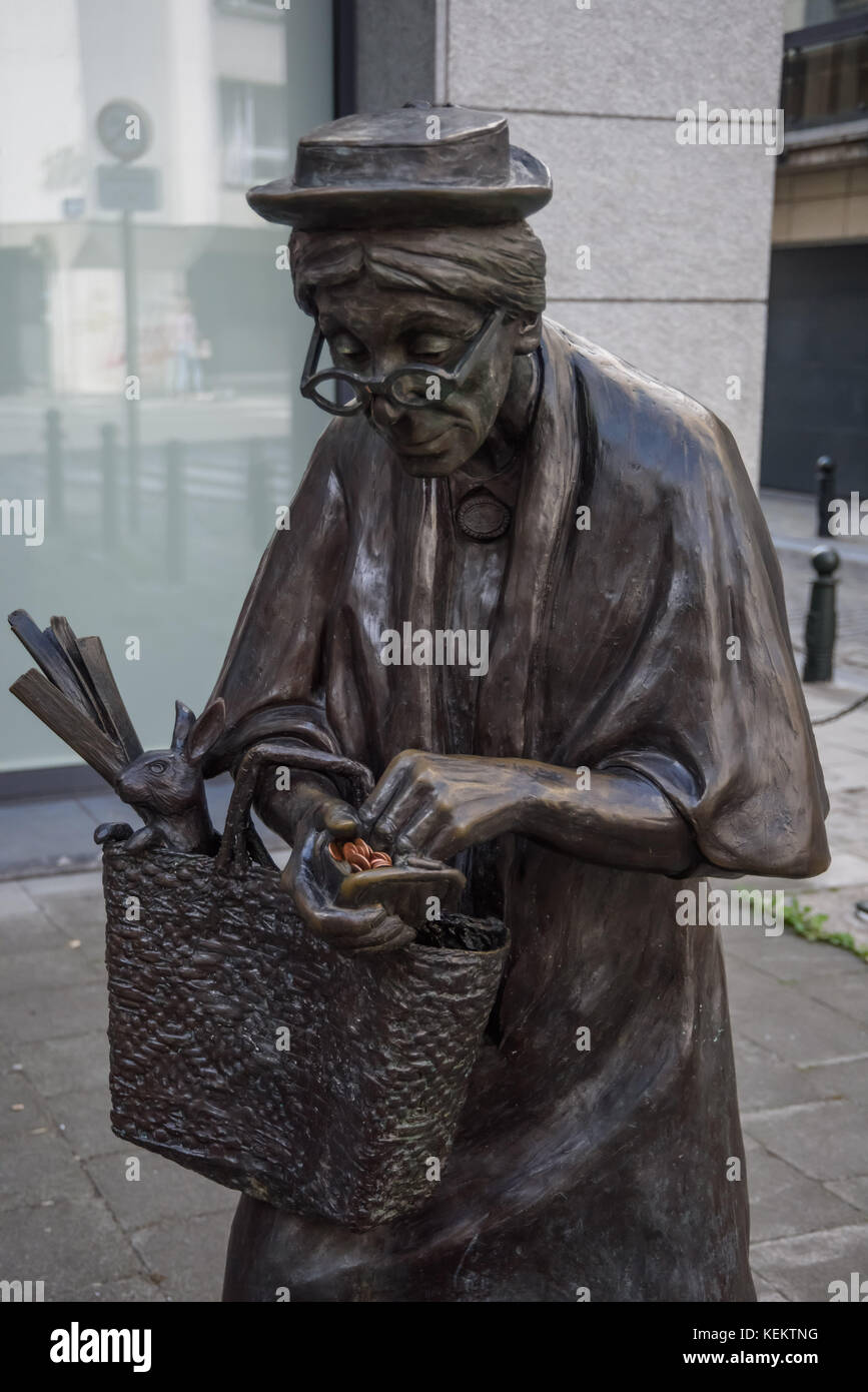 Brüssel, Rue du Midi, Monument Madame Chapeau von Tom Frantzen - Brussels,  Ruen du Midi, Monument Madame Chapeau by Tom Frantzen (Bruxelles, Brussel  Stock Photo - Alamy