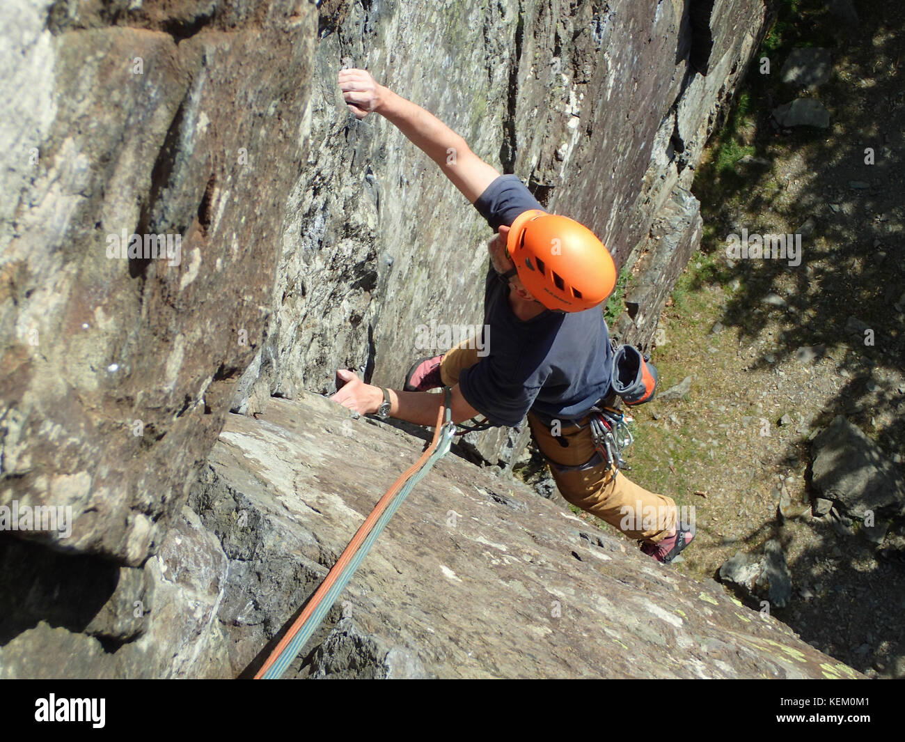 Climbing Fisher's Folly, a classic Very Severe rock climbing at Shepherd's Crag in Borrowdale, Lake District National Park, Cumbria, England Stock Photo
